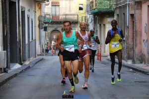 Atleti in gara nella 10 km maschile del 28° Trofeo Maria SS. degli Ammalati