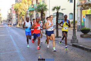 Atleti in gara nella 10 km maschile del 28° Trofeo Maria SS. degli Ammalati