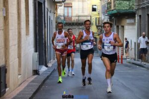 Atleti in gara nella 10 km maschile del 28° Trofeo Maria SS. degli Ammalati