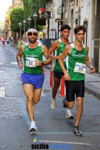 Atleti in gara nella 10 km maschile del 28° Trofeo Maria SS. degli Ammalati