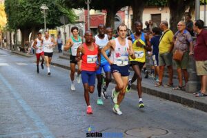 Atleti in gara nella 10 km maschile del 28° Trofeo Maria SS. degli Ammalati
