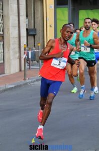 Atleti in gara nella 10 km maschile del 28° Trofeo Maria SS. degli Ammalati