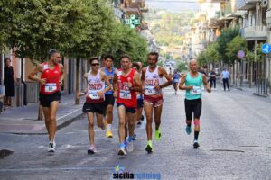 Atleti in gara nella 10 km maschile del 28° Trofeo Maria SS. degli Ammalati