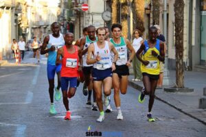 Il gruppo di testa della 10 km lungo il circuito cittadino