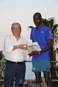 Jacob Kipkorir Kosgei riceve il premio per il quarto posto