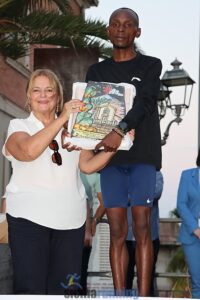Kenneth Kimati Kithinji riceve il premio per il secondo posto