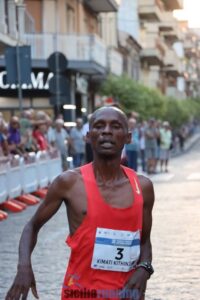 Kenneth Kimati Kithinji nei metri finali della 10 km