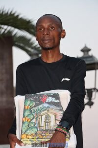 Kenneth Kimati Kithinji con la ceramica ricordo del Trofeo