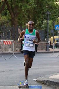 Louis Intunzinzi in gara sul circuito cittadino