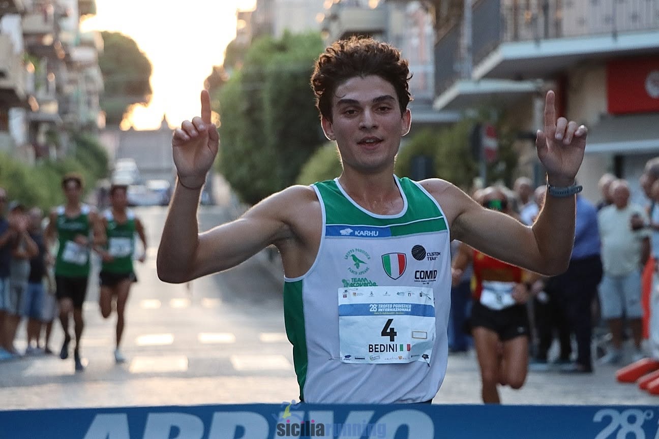 Nicolò Bedini taglia il traguardo della 10 km con le braccia alzate