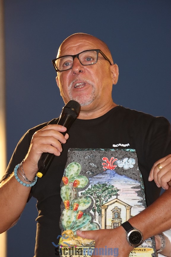 Paolo Mutton al microfono durante le premiazioni