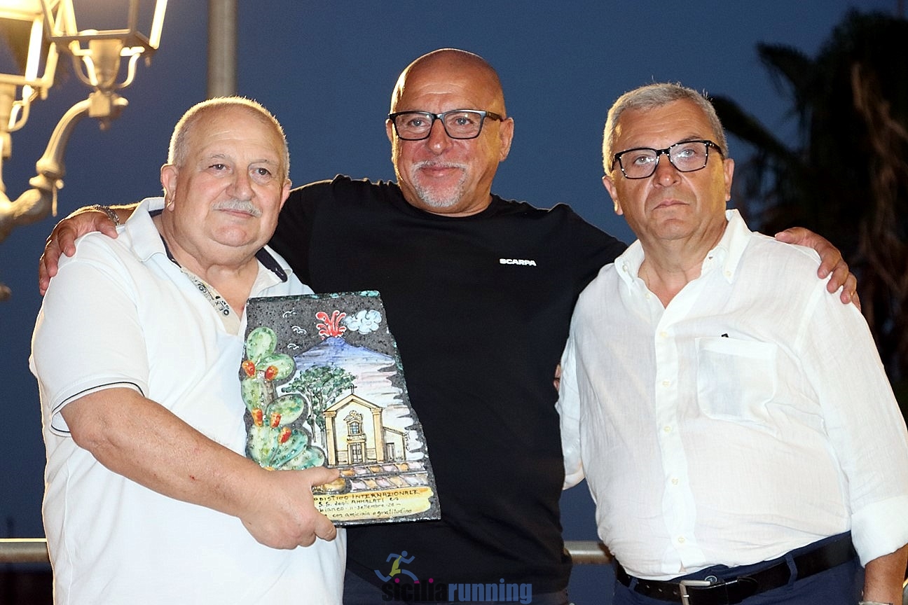 Santo Spina, Paolo Mutton e Santo Baudo con la ceramica ricordo del 28° Trofeo