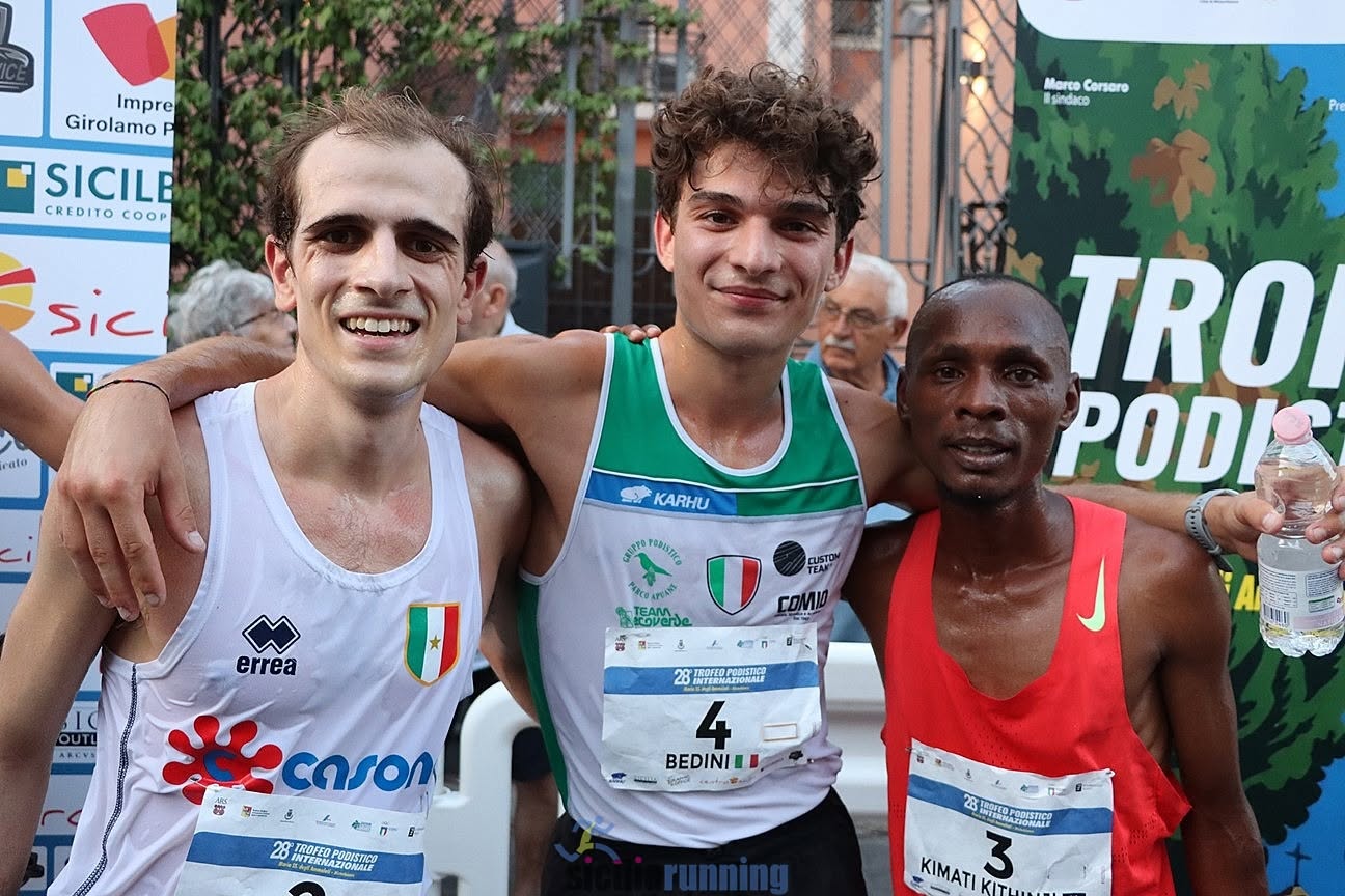 Luca Alfieri, Nicolò Bedini e Kenneth Kimati Kithinji abbracciati dopo il traguardo