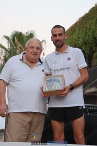 Vincenzo Agnello riceve il premio per il quinto posto